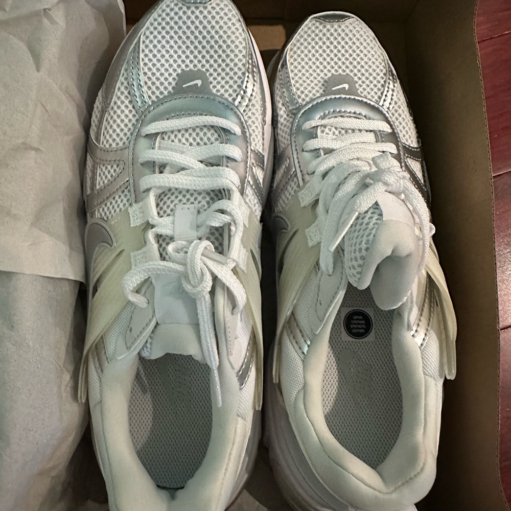 Nike Women’s V2K Run Shoes size 8.5